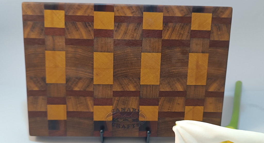Detalle patrón cubos tabla de cortar madera de testa mixta artesanal La Palma Canarias