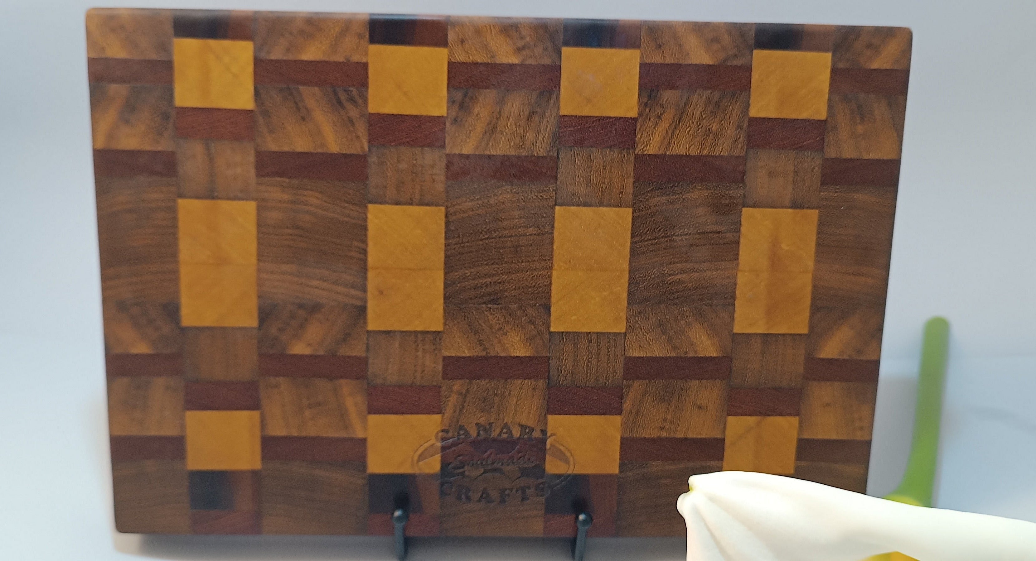 Detalle patrón cubos tabla de cortar madera de testa mixta artesanal La Palma Canarias