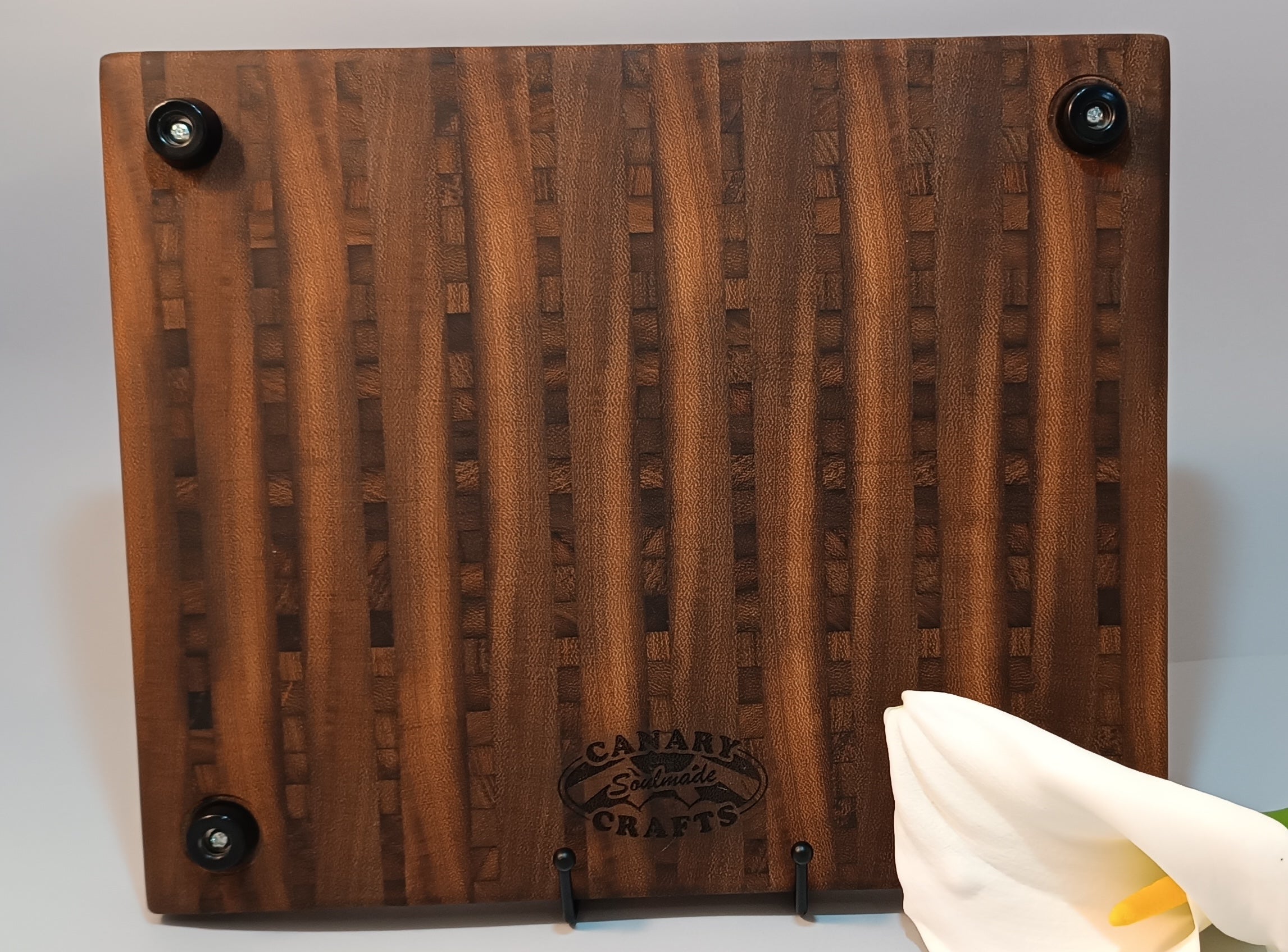 Detalle patrón filigrana tabla de cortar Iroko madera de testa artesanal La Palma Canarias