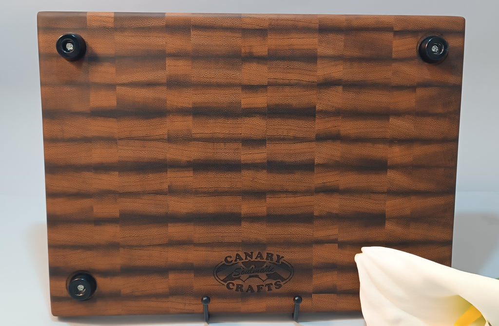 Detalle patrón rectángulos tabla de cortar Iroko madera de testa artesanal La Palma Canarias