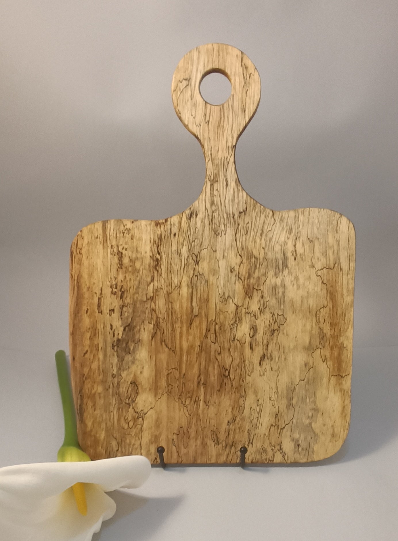 Tabla de servir Iroko spalted vista lateral acabado aceite natural hecha a mano La Palma