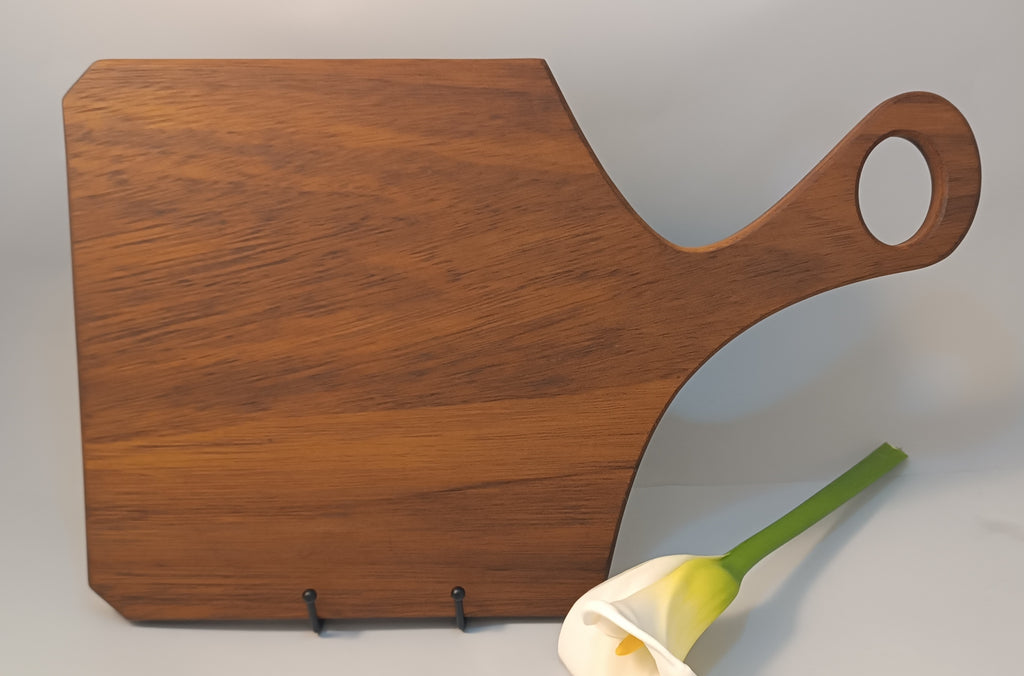 Detalle tabla de cortar Iroko ergonómica acabado aceite natural artesanal La Palma Canarias