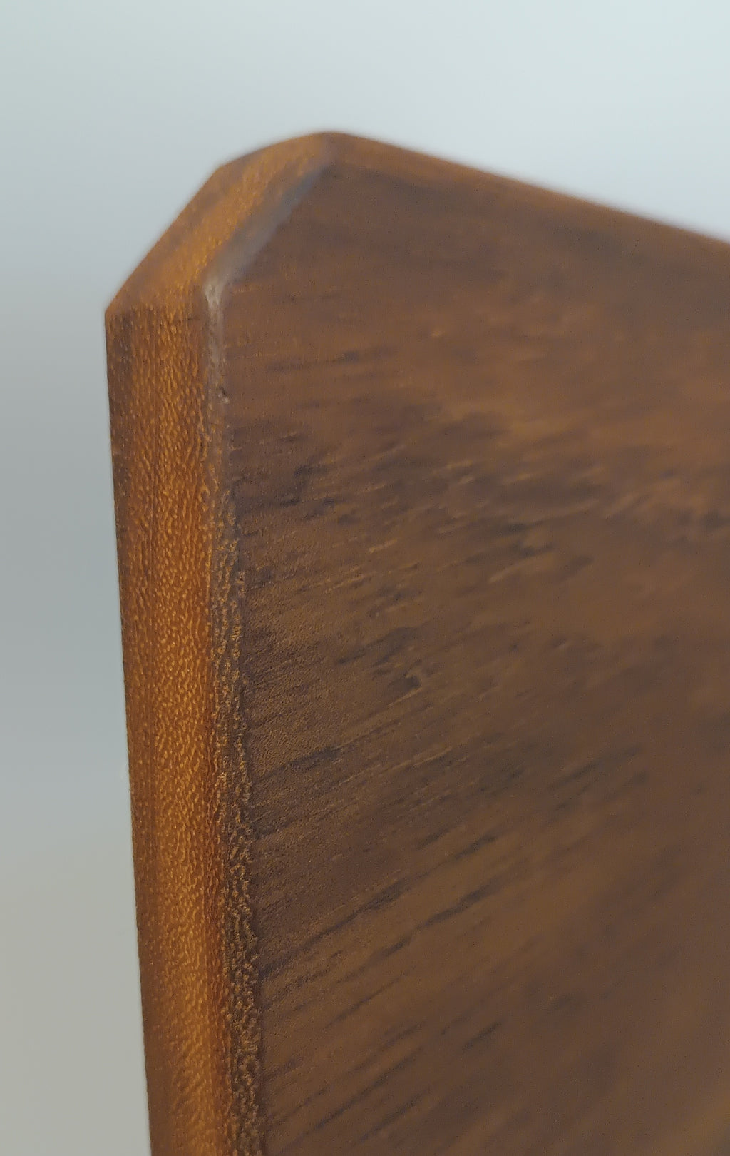 Vista lateral tabla de cortar Iroko ergonómica hecha a mano Canary Soulmade Crafts Islas Canarias