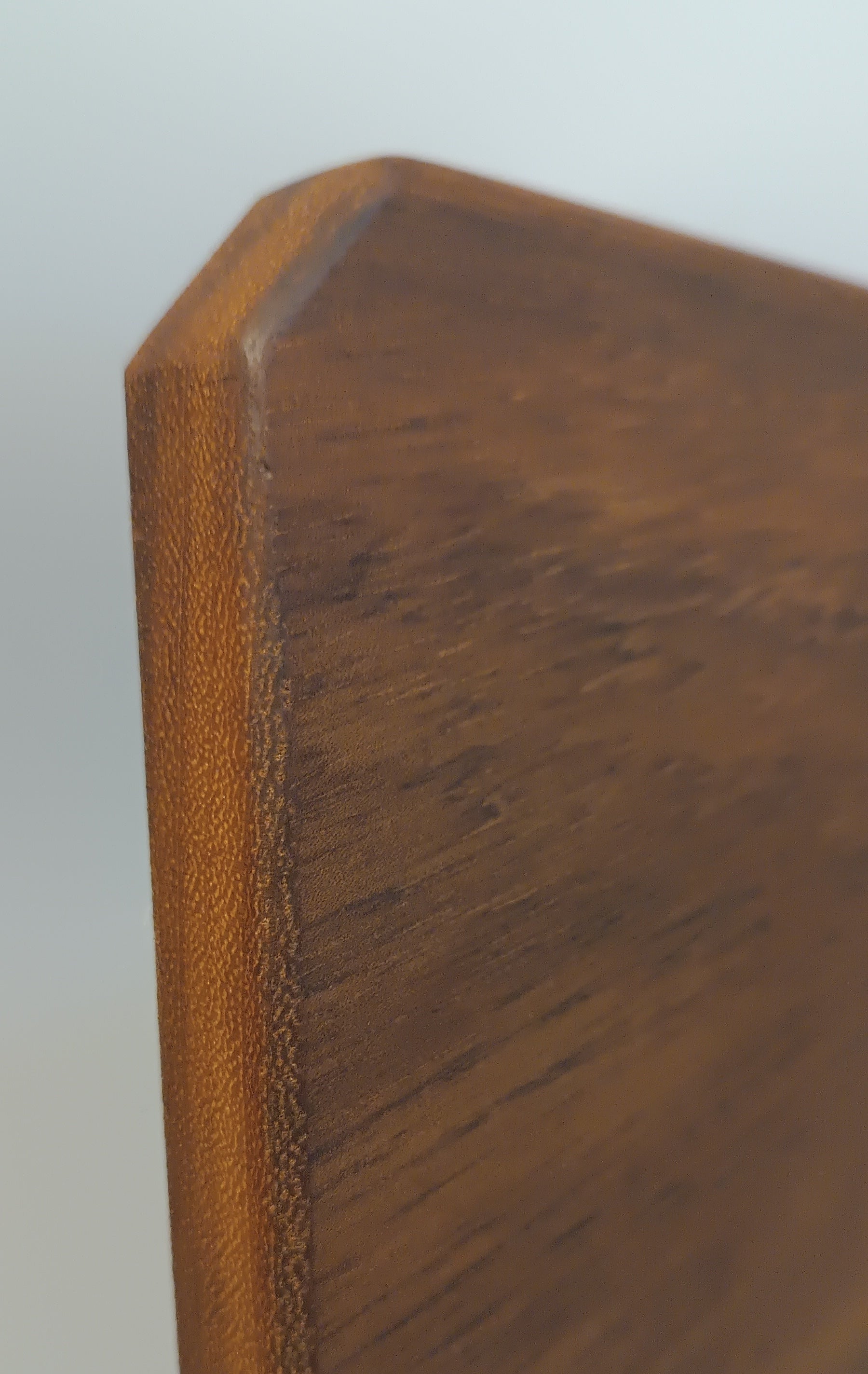 Vista lateral tabla de cortar Iroko ergonómica hecha a mano Canary Soulmade Crafts Islas Canarias