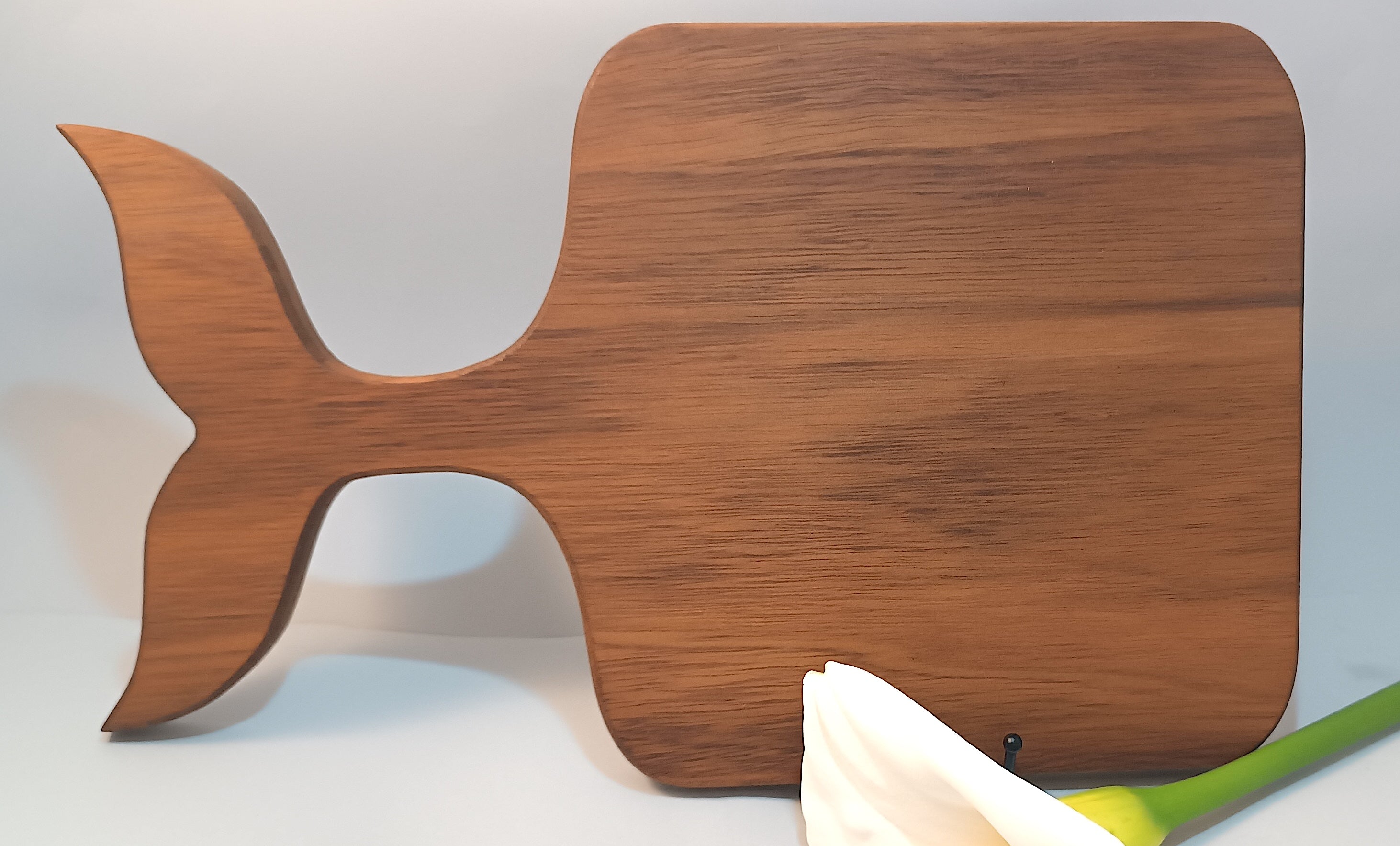 Detalle mango aleta ballena tabla de cortar Iroko artesanal Canary Soulmade Crafts La Palma