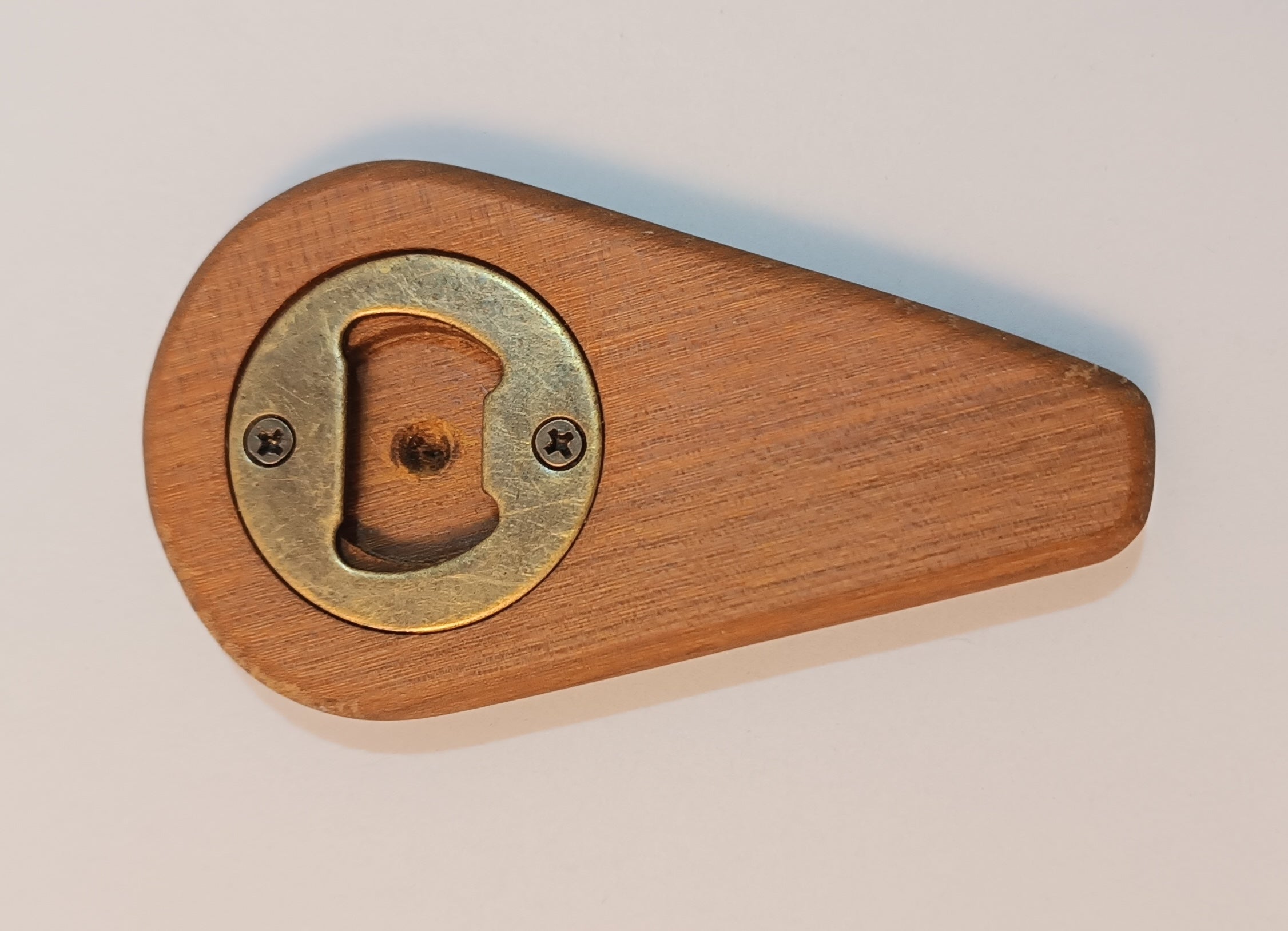 Abridor de botellas madera noble vista lateral acabado natural artesanal Islas Canarias