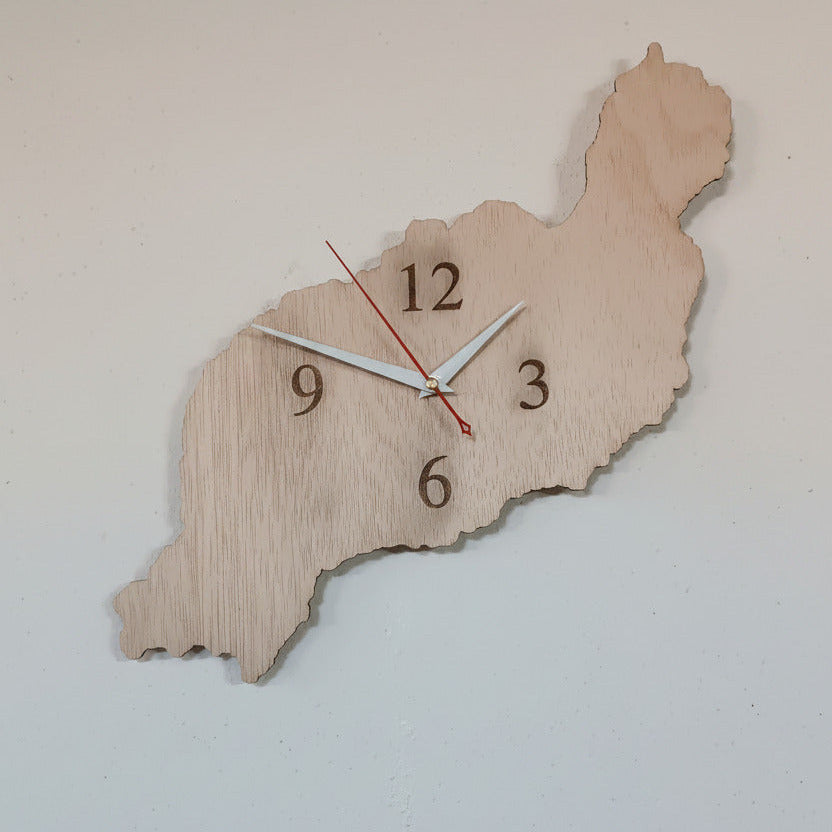 Detalle reloj de pared madera Canarias hecho a mano acabado natural La Palma
