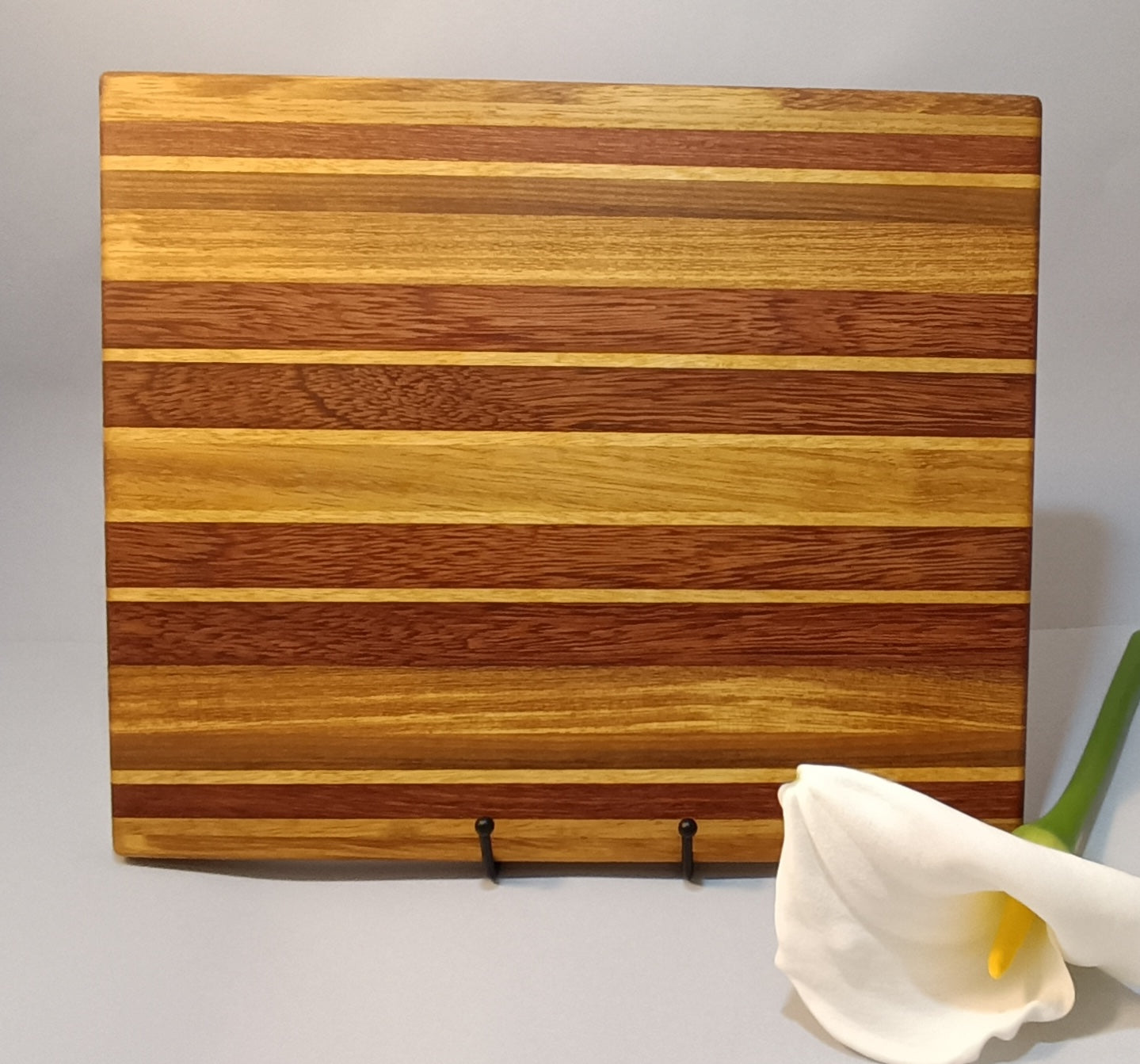 Tabla de cortar madera dura mixta patrón rayas cálidas hecha a mano La Palma Islas Canarias Canary Soulmade Crafts