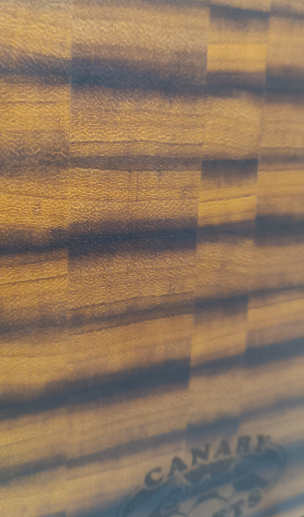 Vista superior tabla de cortar Iroko stirnholz patrón rectángulos hecha a mano Canary Soulmade Crafts