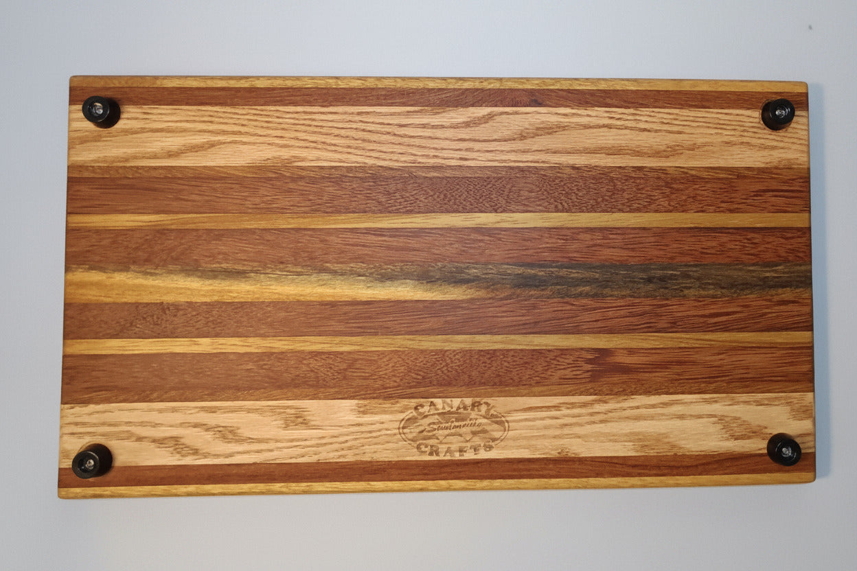 Detalle tabla de cortar XXL tres maderas nobles roble sapeli Iroko artesanal La Palma Canarias