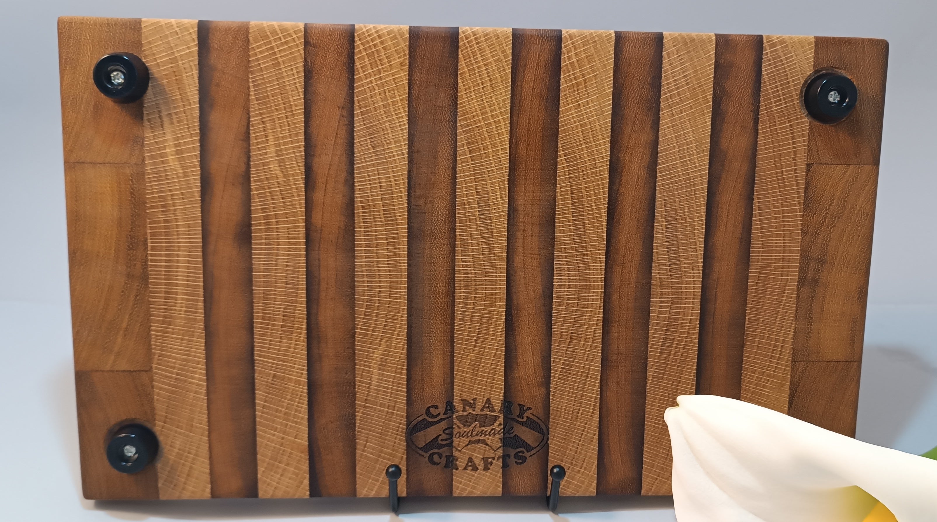 Detalle tabla de cortar madera de testa roble Iroko veta natural artesanal La Palma Canarias