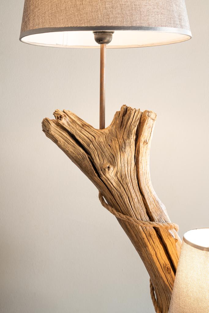 Detalle estructura natural madera antigua lámpara de pie La Palma acabado mate sedoso

